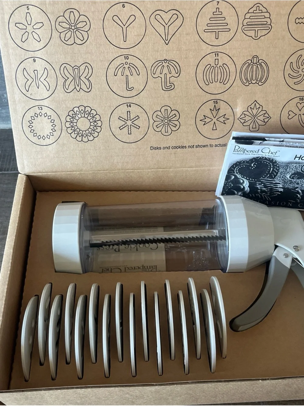 The Pampered Chef Cookie Press (1525) New in Box 16 Cookie Shapes disks